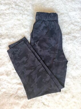 Lululemon Keep Moving Pants 7/8 High- Rise Camo Multi Grey 
Size 4